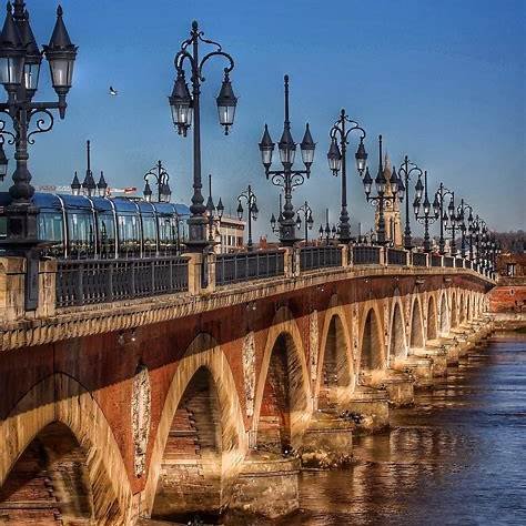 Les quais de Bordeaux et le miroir d'eau, symboles du dynamisme d'un cabinet de gestion de patrimoine à Bordeaux