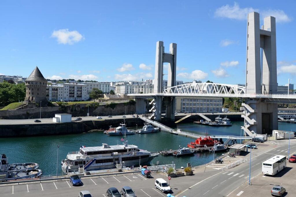 Vue du pont de Recouvrance et du port de Brest, reflet du dynamisme d’un cabinet en gestion de patrimoine à Brest