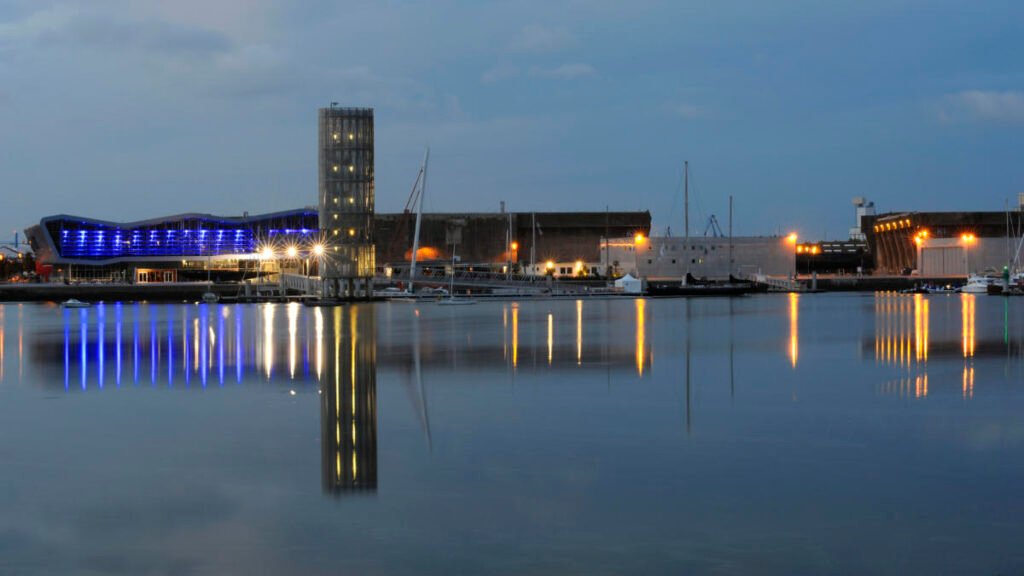La base de sous-marins de Keroman illuminée à Lorient, reflet du dynamisme et de la vision long terme d’un cabinet de gestion de patrimoine à Lorient