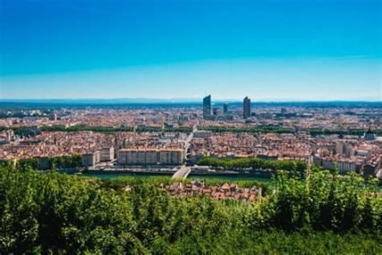 Vue de Lyon depuis Fourvière sous un ciel dégagé, symbolisant la vision stratégique d’un conseiller en gestion de patrimoine à Lyon