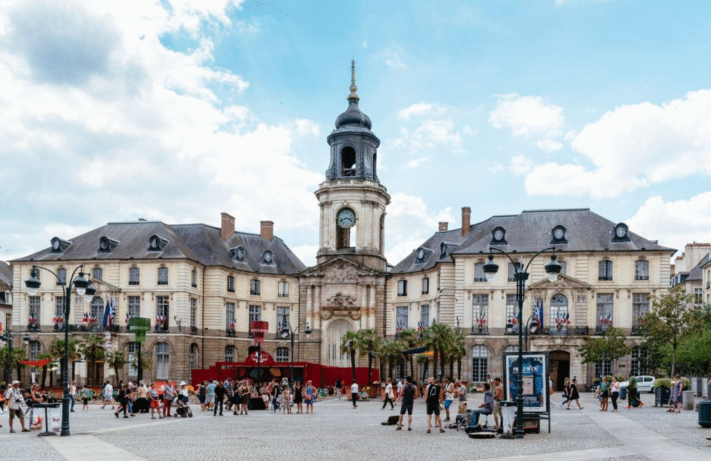 Vue de la place de l’Hôtel de Ville à Rennes, reflet du cadre de vie pour une gestion de patrimoine locale