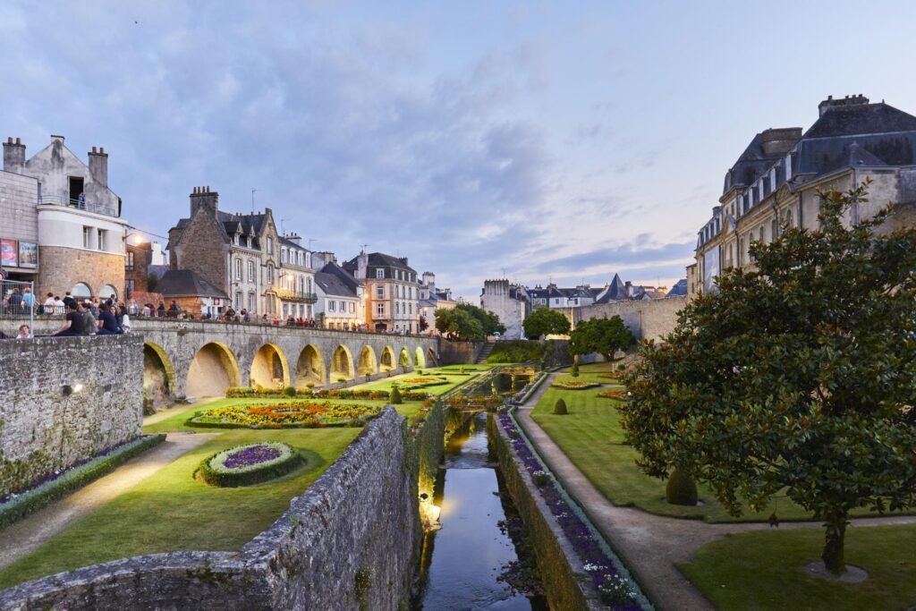 Le centre de Vannes et sa vieille ville, illustrant le dynamisme et la proximité d’un cabinet en gestion de patrimoine à Vannes