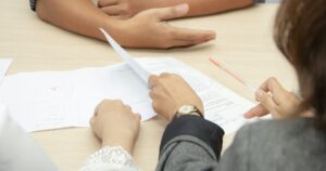 Dirigeant et conseiller examinant les documents d'une opération d'apport-cession