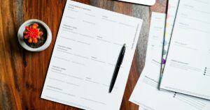 Documents financiers d'entreprise et stylo sur un bureau, analyse de la trésorerie