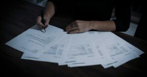 Épargnante examinant les documents et les frais de son contrat d'assurance vie